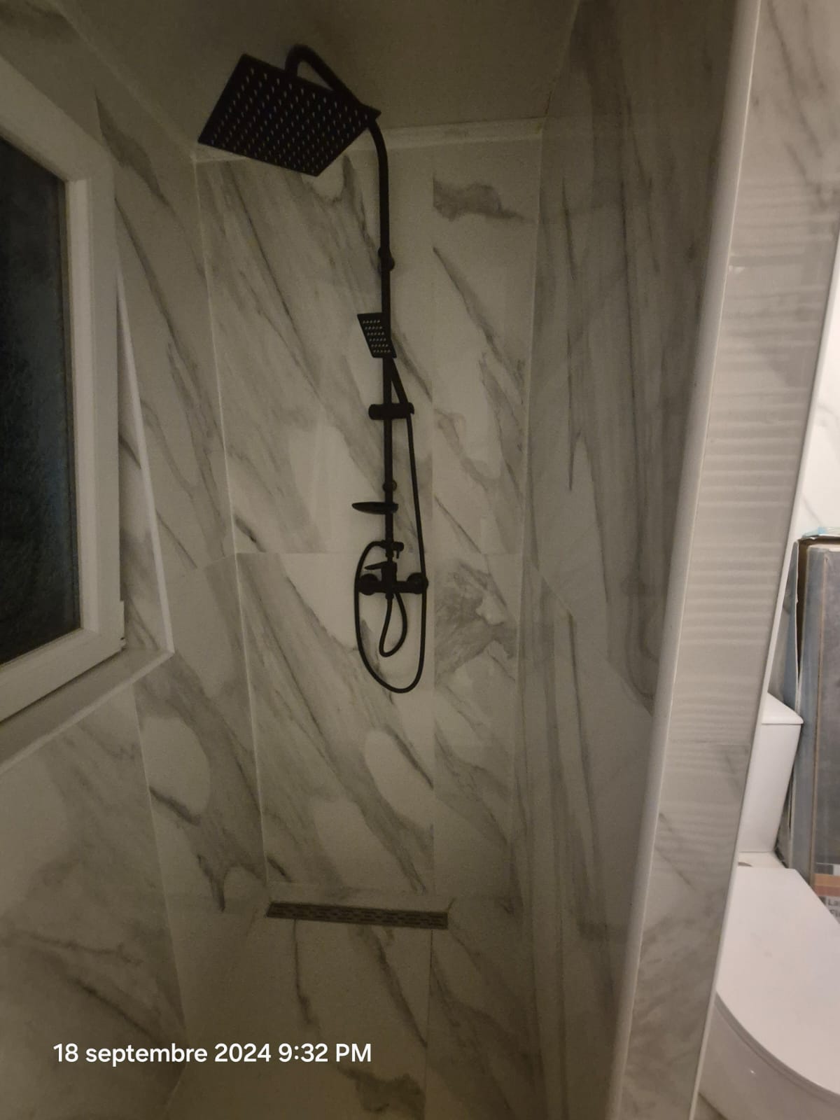 Douche italienne — marbre et robinetterie noire