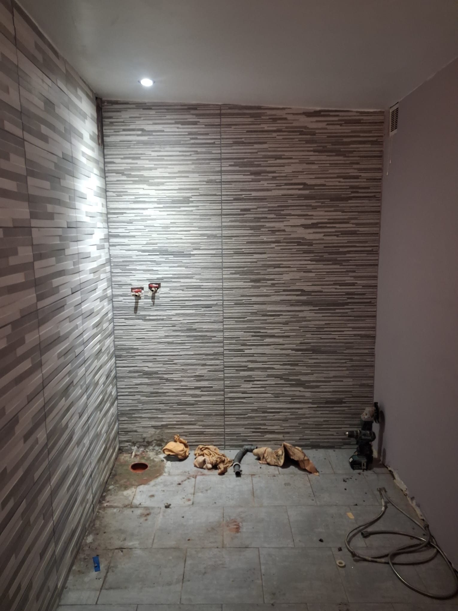 Salle de bain — carrelage et attentes douche