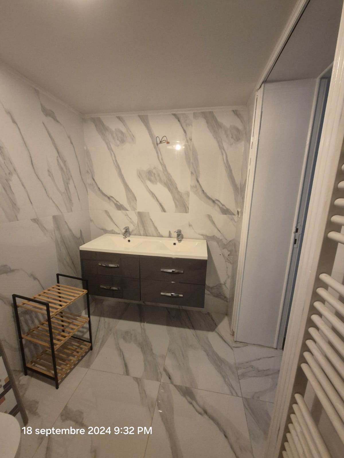 Salle de bain — marbre et sèche-serviettes